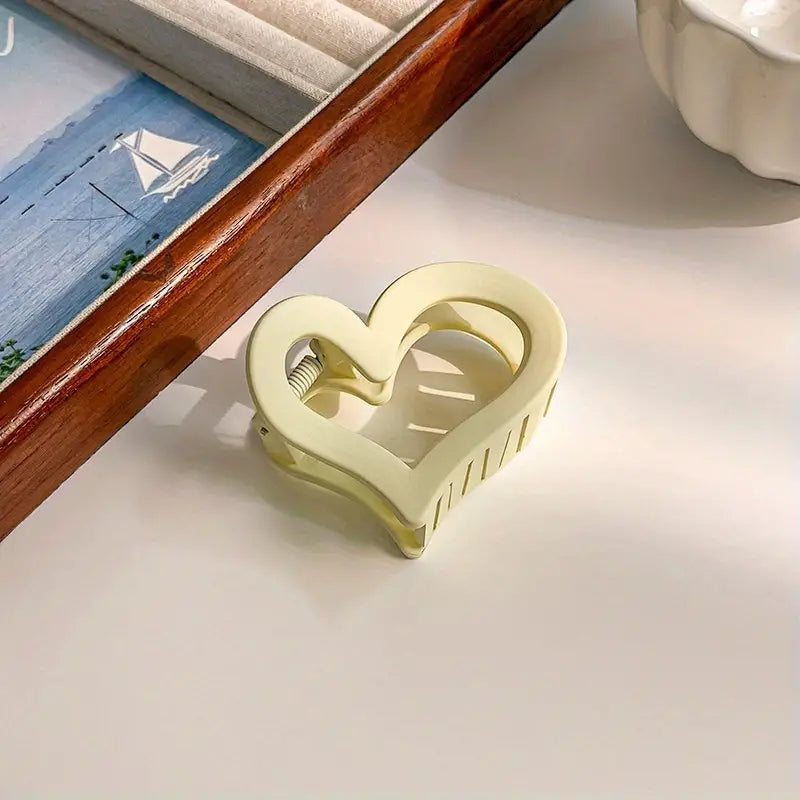 Pinza para el pelo hueca con forma de corazón de amor