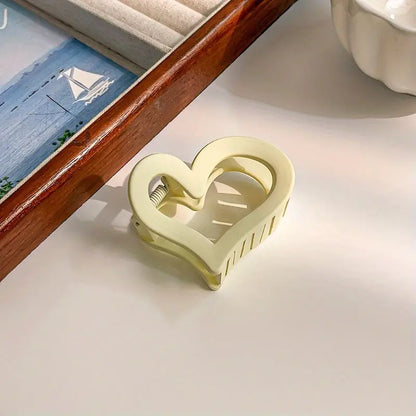 Pinza para el pelo hueca con forma de corazón de amor