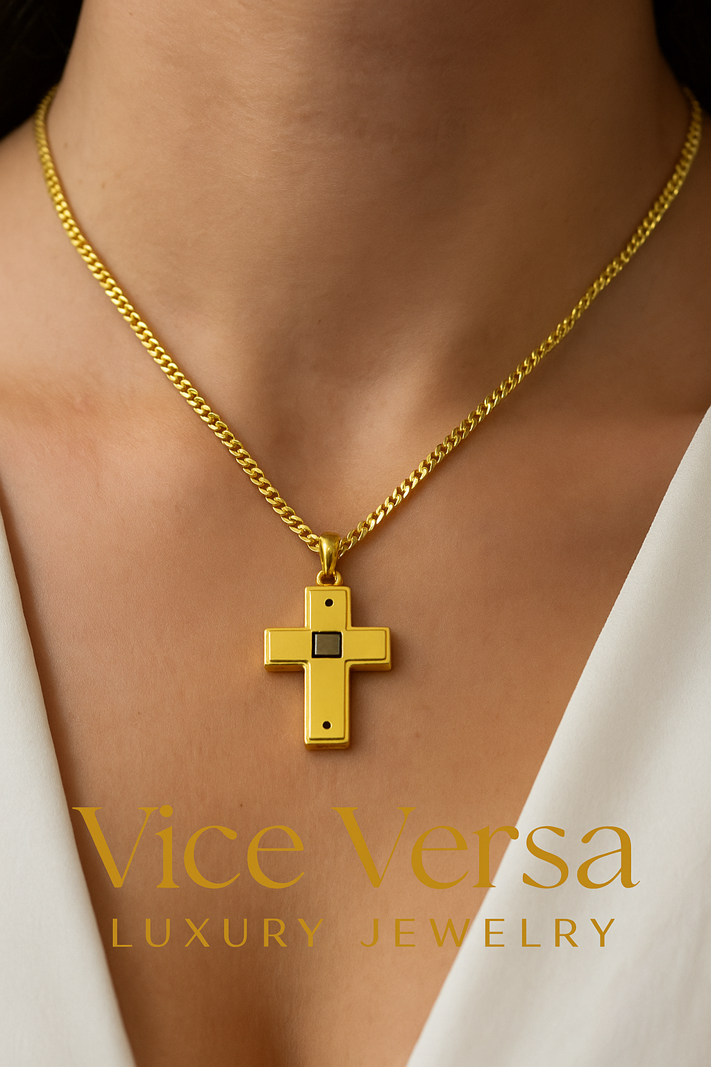 Collar de diseño fino de cruz de hombre de doble cara en oro y negro bañado en oro de 24 quilates