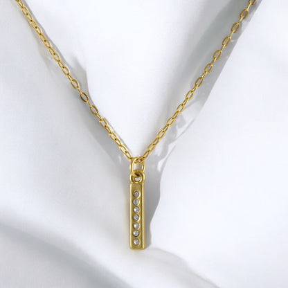 Delicado collar relleno de oro de 18 quilates con dije pequeño