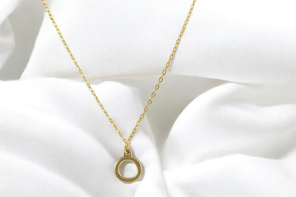 Delicado collar relleno de oro de 18 quilates con dije pequeño