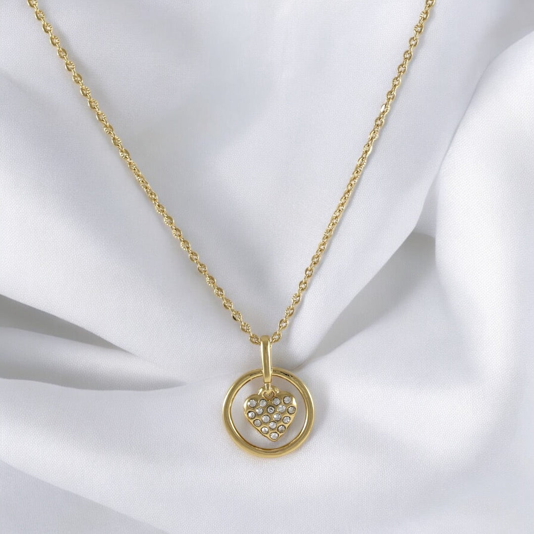 Delicado collar relleno de oro de 18 quilates con dije pequeño