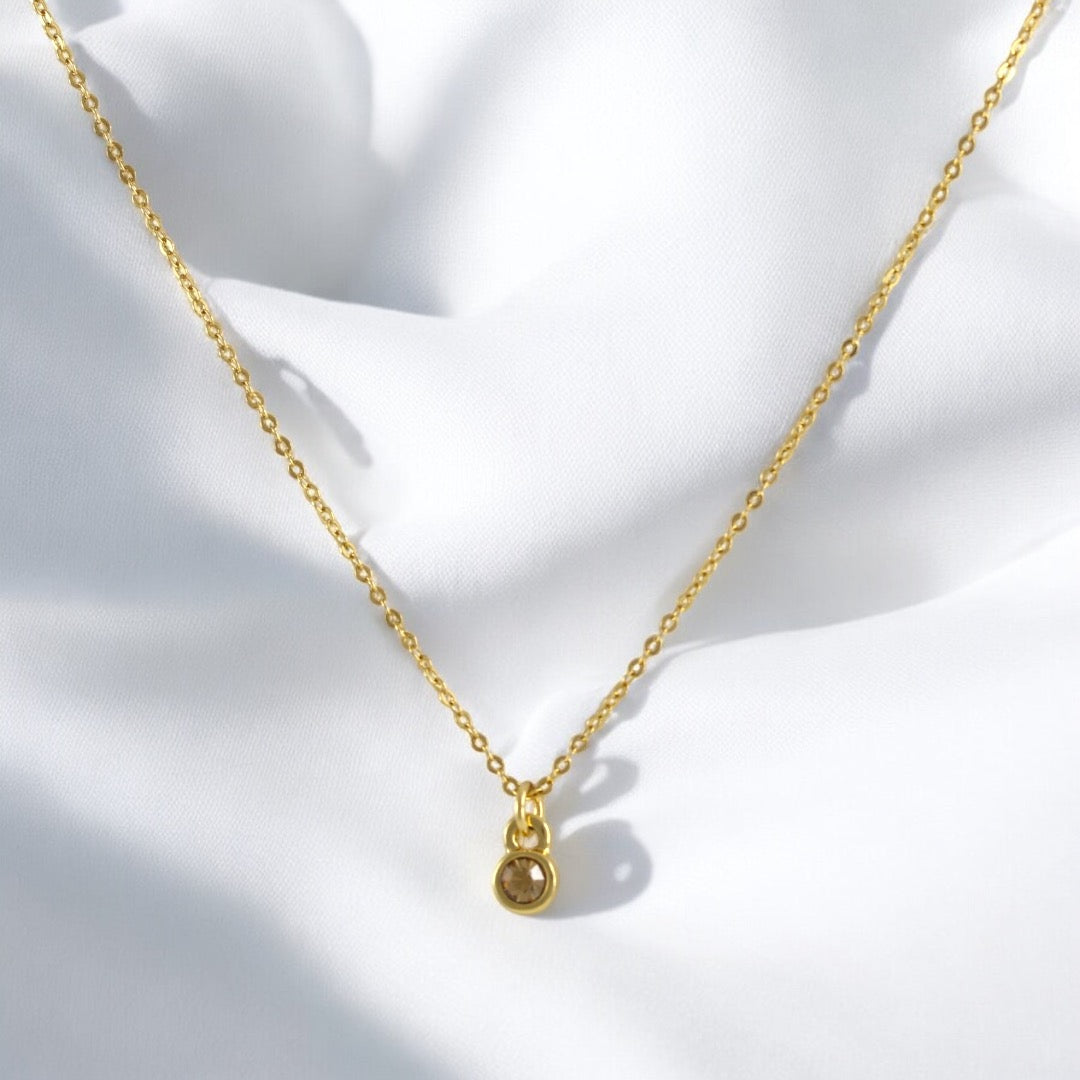 Delicado collar relleno de oro de 18 quilates con dije pequeño