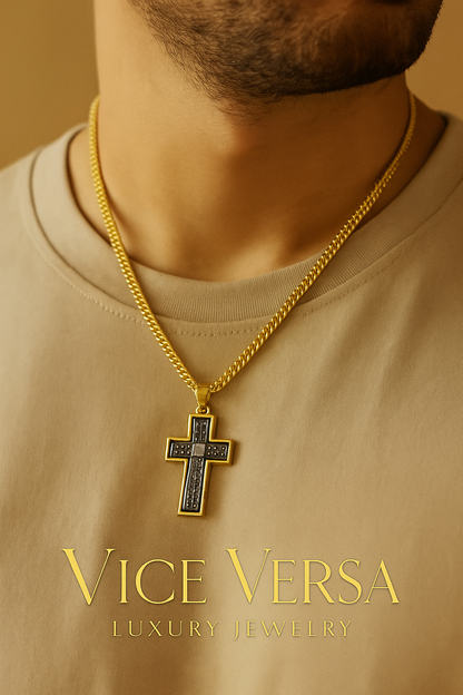 Collar de diseño fino de cruz de hombre de doble cara en oro y negro bañado en oro de 24 quilates