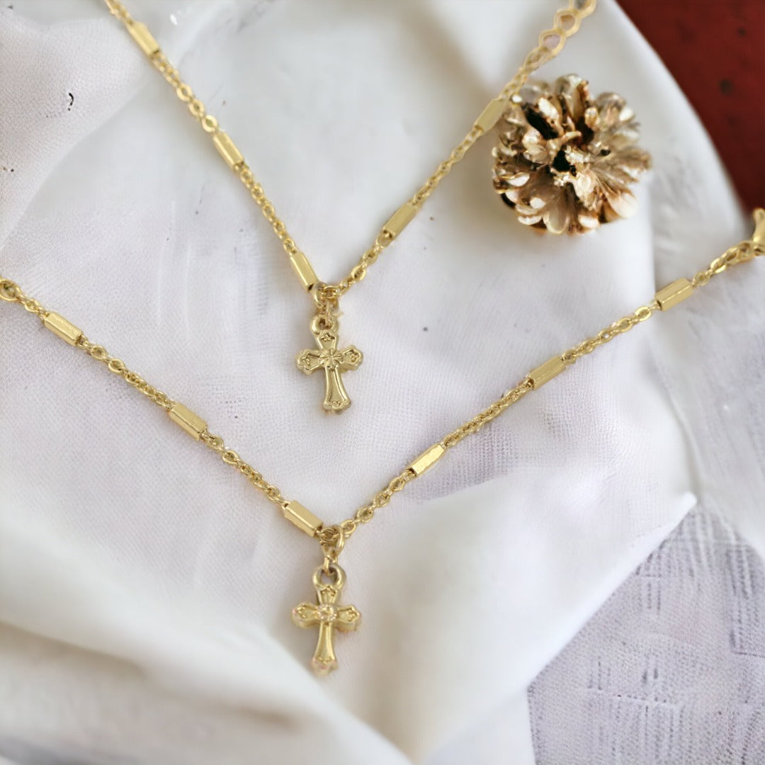 Pulsera de cruz de bebé hecha a mano bañada en oro