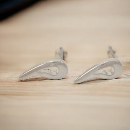 Pendientes de botón chapados en plata con pequeñas gotas
