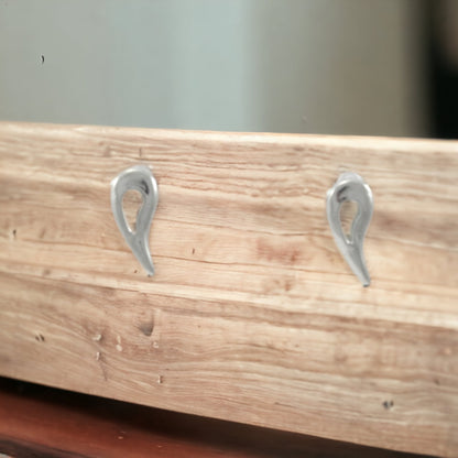 Pendientes de botón chapados en plata con pequeñas gotas