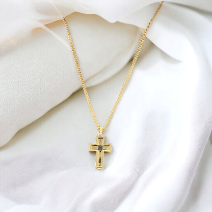Collar de diseño fino de cruz de hombre de doble cara en oro y negro bañado en oro de 24 quilates
