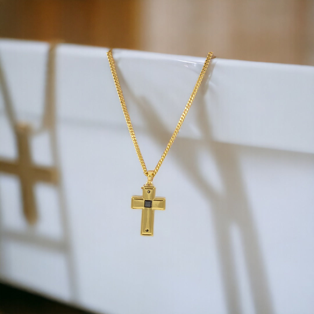 Collar de diseño fino de cruz de hombre de doble cara en oro y negro bañado en oro de 24 quilates