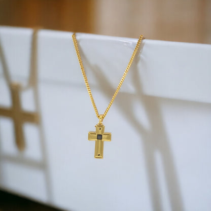 Collar de diseño fino de cruz de hombre de doble cara en oro y negro bañado en oro de 24 quilates
