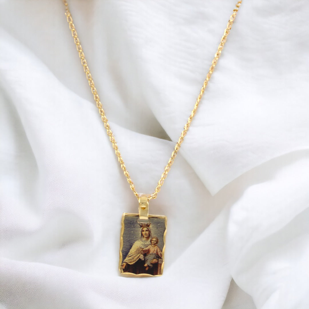 Precioso collar Escapulario María y Jesús bañado en oro de 24 quilates