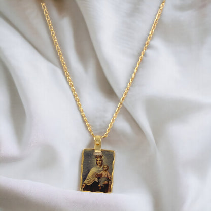 Precioso collar Escapulario María y Jesús bañado en oro de 24 quilates