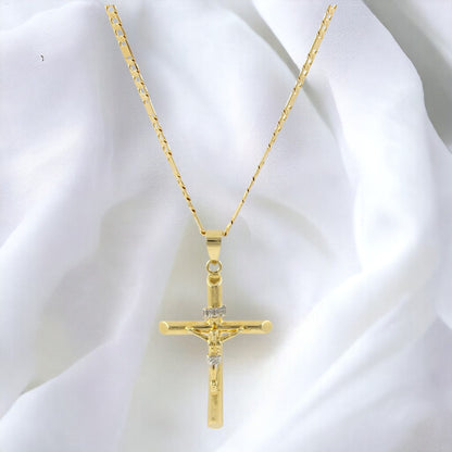 Collar con cadena Figaro y crucifijo de 24" chapado en oro real de 18 quilates