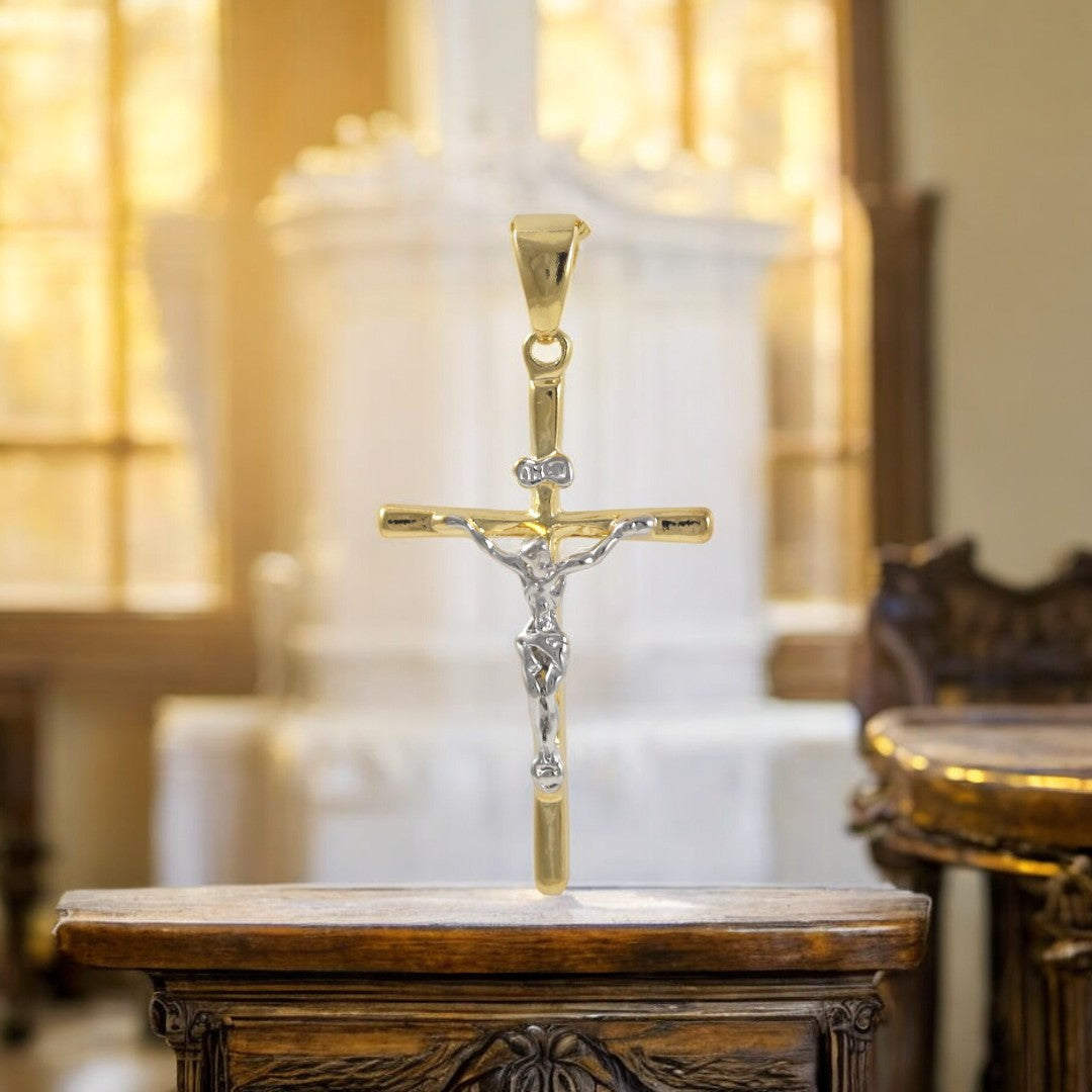 Crucifijo grande de dos tonos bañado en oro